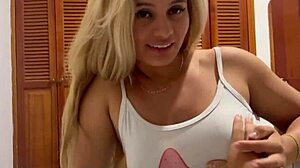 Колумбийска MILF хваната на стара лента. Тази закръглена мадама я навеждат от 18-годишен и свършва здраво!