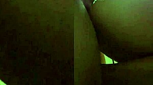 Gozando litros na bucetinha dela enquanto ela geme alto