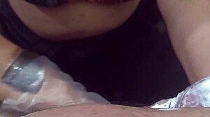 Медицинска сестра тайно вади сперма от пациент и я гълта на скрита камера в болница.