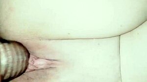 Coppia amatoriale testa un'estensione del cazzo in una scopata casalinga selvaggia.