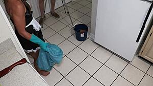 jeg er bare en lille 18+ milf slave, dobbelt stoppet med haleprop