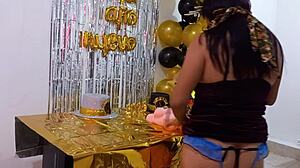 ¡La está follando a su muñeca en su cumpleaños, qué puta sucia!