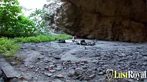 Guarda questa magrolina farsi sfondare il culo duro in spiaggia!