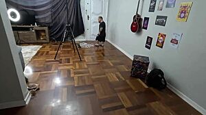 pequena safada vem foder e sai cheia de porra 😈