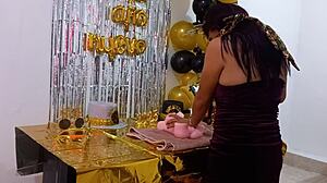 Hij neukt zijn pop op haar verjaardag, zo'n vieze hoer!