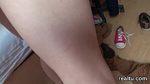 Lækker tjekkisk nymfo fristes i centret og kneppes i pov