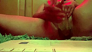 Geile MILF giert nach Schwanz und rammt Dildo bei wildem Squirting!