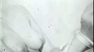 V skrivnem življenju raziskujem vintage BDSM z vezanimi ženskami in kosmatimi pičkami