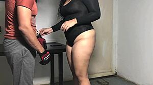 repartidor afortunado con una hembra grandota en tacones giving blowjob and orgasm in lingerie