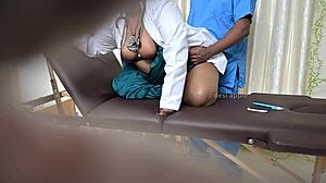 इंडियन डॉक्टर क्लिनिक में पेशेंट को हार्ड बांग करती है वाइल्ड सेशन में