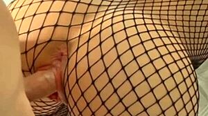 Har du sett denne vakre glatte fitta med tykke lepper? Stønn av stor kuk før cumshot