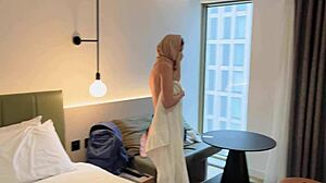 Toevallig stiefmoeder geneukt in gedeelde hotelkamer