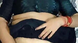 भारतीय सेक्सी वाइफ स्टीमी चुदाई में वाइल्ड हो जाती है