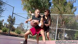 性感拜金女户外打篮球时发情