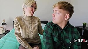 Sdílení postele s oblou nevlastní mámou Dee Williams se stává nezbedným. Velký zadek a prsa v divoké akci.