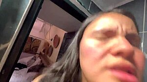 Min geile svigermor sier nei på badet, men hennes våte fitte ber om lesbisk fingring 😏💦