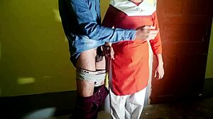 स्कूलगर्ल सेक्योरिटी गार्ड को एग्जाम पेपर पास के लिए फक करती है।