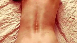 Milfs amadoras filmam sexo anal caseiro nos bastidores com cenas de foda na bunda de perto.