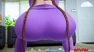 स्लिम रेडहेड जिमनास्ट को हार्ड ड्रिल्ड