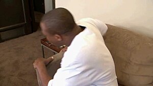 nora skyy si scatena con il suo patrigno nero arrapato