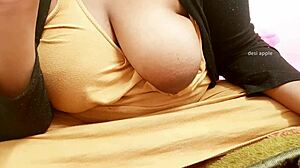 Freunds Schwester spielt mit ihren Titten – scheiß geil!