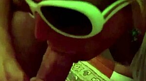 Pelacur blonde panas menghabiskan air mani dari kontol saya