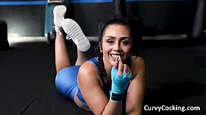 Workout dick sucking at the gym