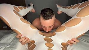 Oye nena, ¿quieres ver a esta rubia caliente ser follada duro?