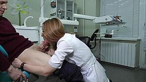 Dentista fierbinte cu ochelari suge pula și primește spermă în gură