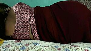 संजना आंटी मैरून साड़ी में गंद फ्लैश करती है