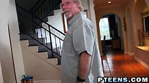 Sert üçlü: İki azgın genç ve pis dede vahşi beceriyor.