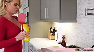 Busty milf Phoenix Marie si užíva sexy rolové hry.