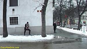 Zrzavá BBW milf čůrá veřejně, tak divoké! 😲