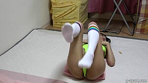 Chicas japonesas pequeñas lucen mallas de corte alto extremo