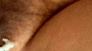 Chlpatá pička bušená v spomalenom ultra detailnom zábere