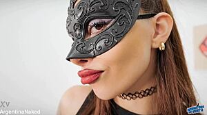 Busty latin bimbo teaser med vripende pære-rumpe