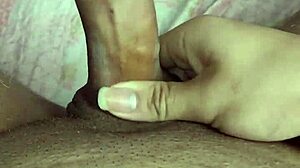 Shemale-nukke laukeaa ja saa maukkaan cumshotin