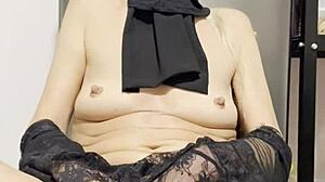 لماذا تستخدمين الديلدو لوحدك في المطبخ؟