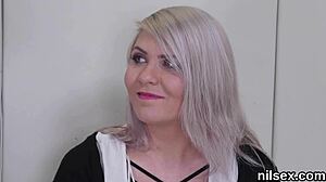 Kötü Nymfo Akıl Hastanesinde Ağrılı Anal Terapiye Dayanıyor