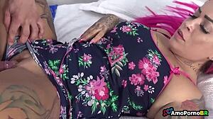 Fudeu com a enteada enquanto sua esposa estava no quarto lado