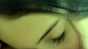 Nuori ahne tyttö esittelee taitojaan.