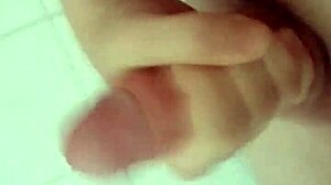 i'm havin fun in the bathrom, masturabting