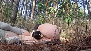 Csábító mostohahúg maszturbál az erdőben velem