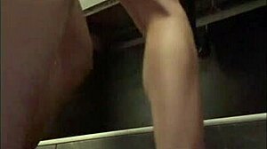 Rica cogida en el baño, no aguanta las ganas y me coge super rico!