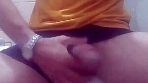 punheteiro gozando no banheiro com handjob 😈