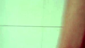 i'm havin fun in the bathrom, masturabting