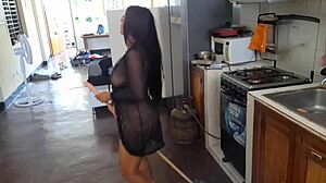 Vídeo Vazado - Influencer Mexicana Pegada Se Masturbando na Cozinha