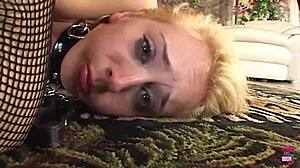 En blondin i strumpor tar dubbel penetration. Stor kuk fyller hennes mun under gruppaktion.