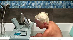 MILF Stella barberer fitte og kropp i badescene