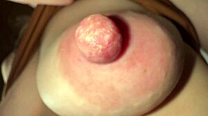 Mädchen mit tollen milchigen Nippeln gesaugt in POV-Winkeln.